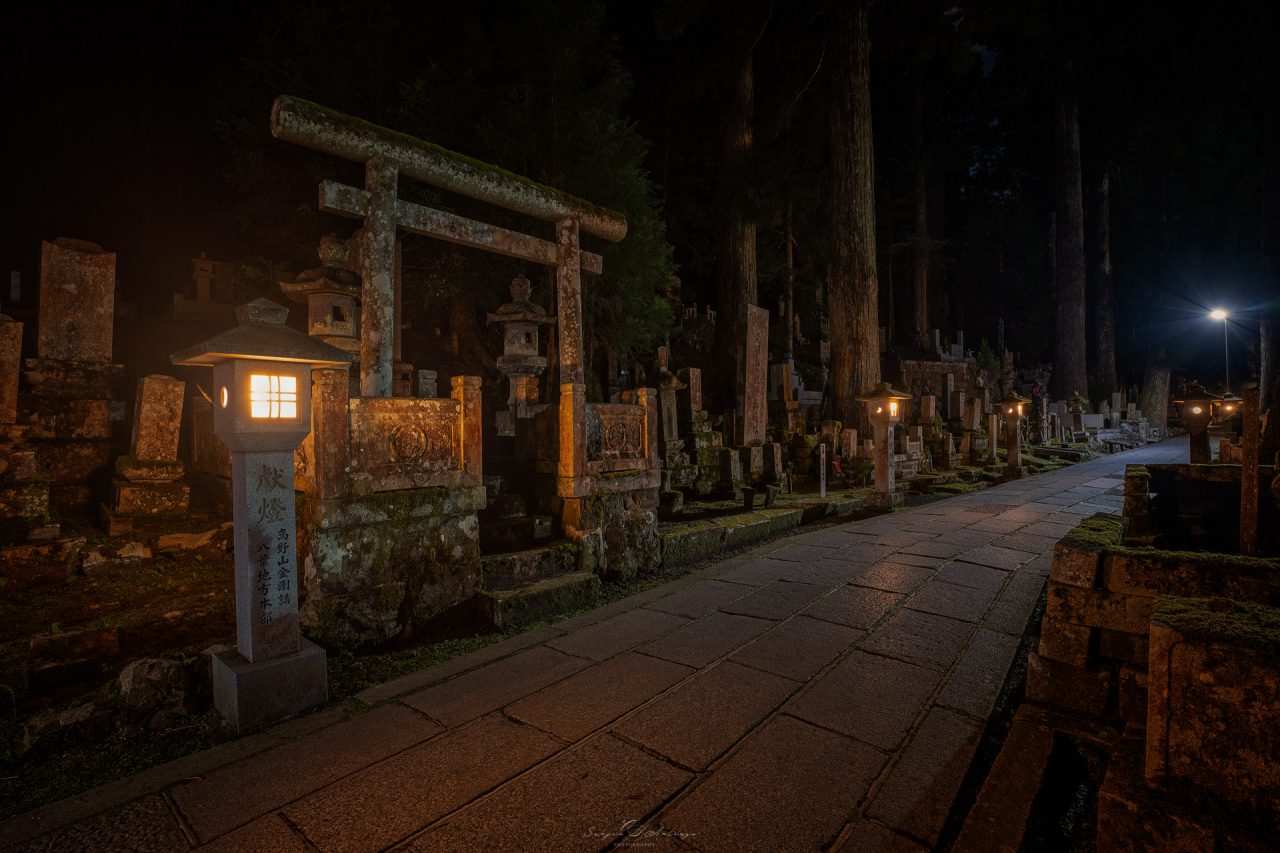 Fotografía paisaje nocturna cementerio Japón Okunoin