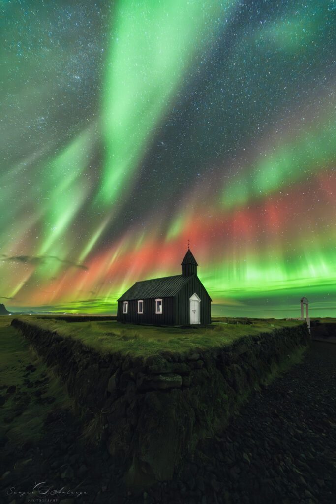 budarfjara auroras boreales Islandia iglesia negra octubre