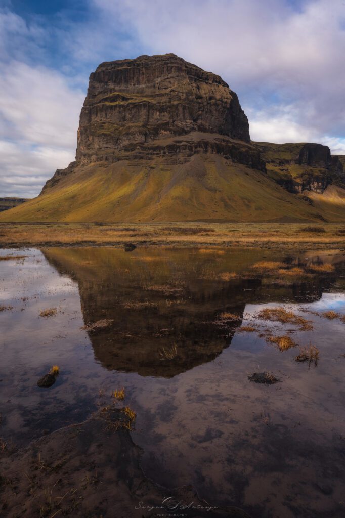 Reflejo de la montaña Lómagnúpur en un charco, en el sur de Islandia