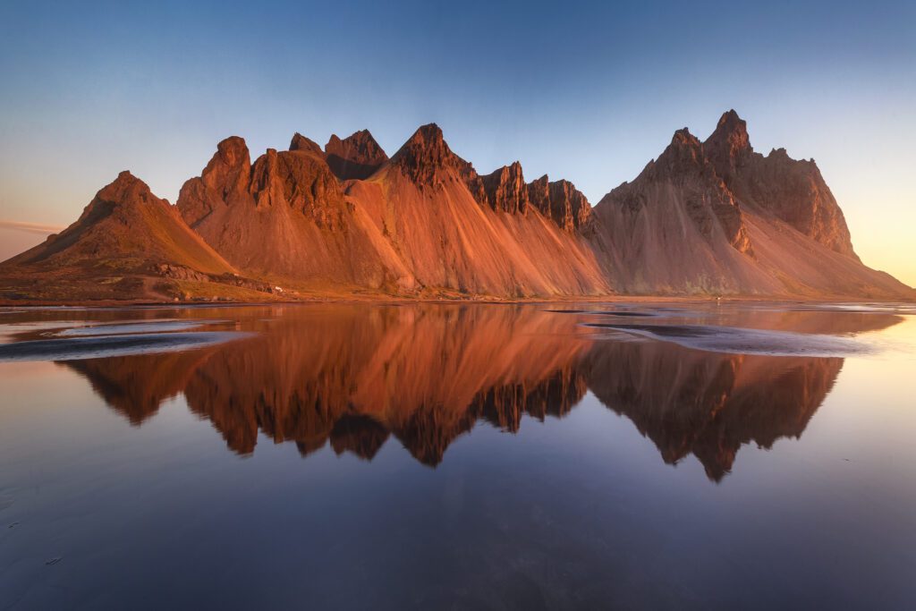 Reflejo del Vestrahorn en Stokksnes al atardecer, Islandia